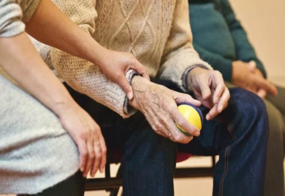 90 de persoane dintr-un cămin de bătrâni din Cluj au COVID-19! Singurul medic care avea grijă de ei a fost şi el internat