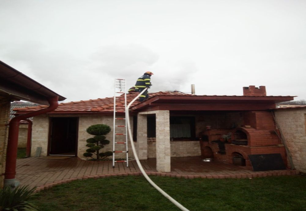 FOTO | Incendiu la o casă de pe strada Liviu Rebreanu din municipiul Dej 