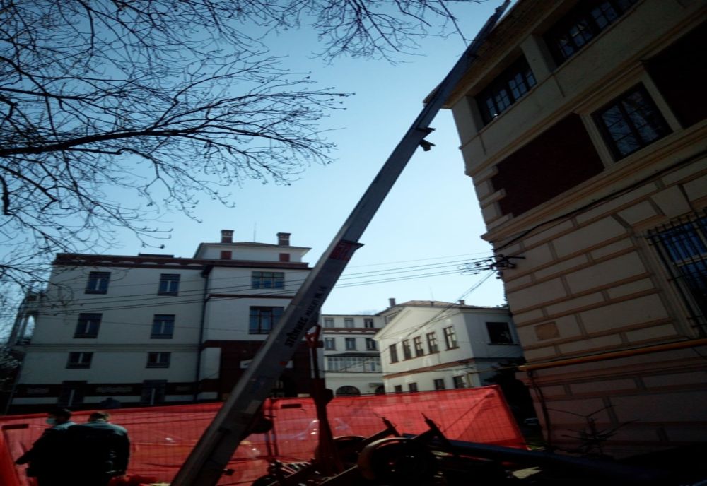 VIDEO | Doi muncitori în stare gravă după ce au căzut de pe clădirea Facultății de Geografie din Cluj-Napoca