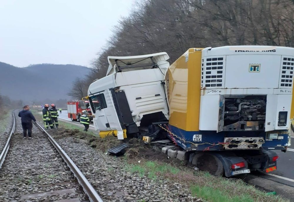 FOTO | Accident între Cluj şi Oradea! Un şofer a pierdut controlul autotrenului pe care îl conducea