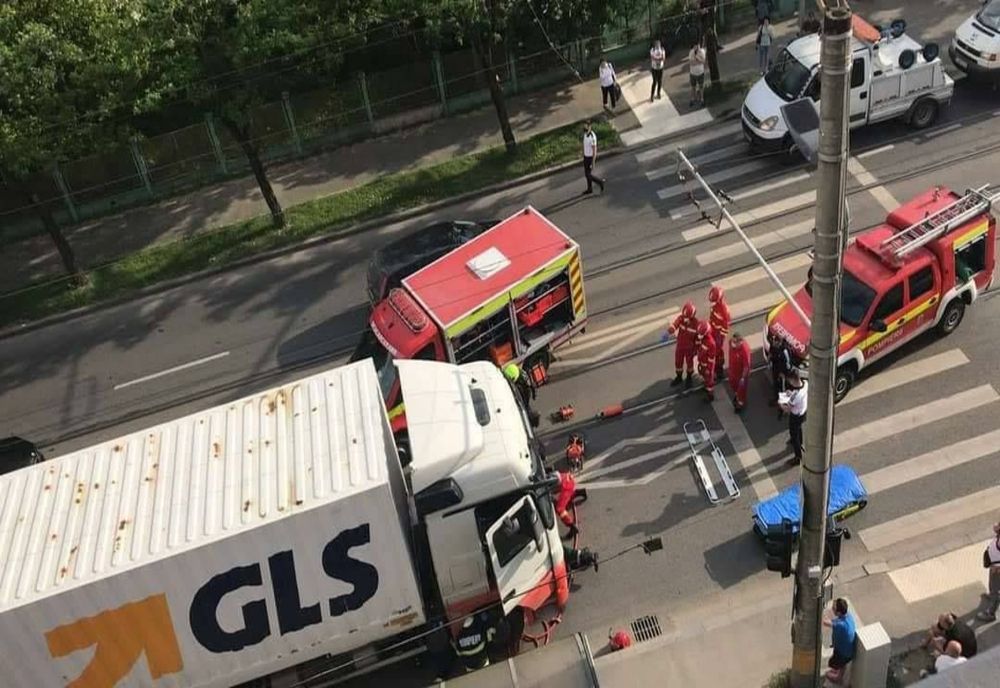 FOTO | Grav accident în Cluj! Un bărbat care încerca să urce în tramvai a fost lovit mortal de un camion
