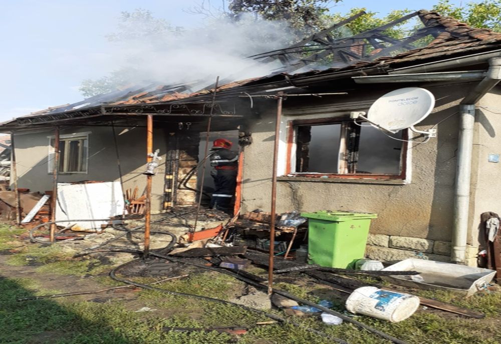 FOTO | Explozie urmată de un incendiu la o casă dintr-un sat clujean! Un bătrân a suferit arsuri 