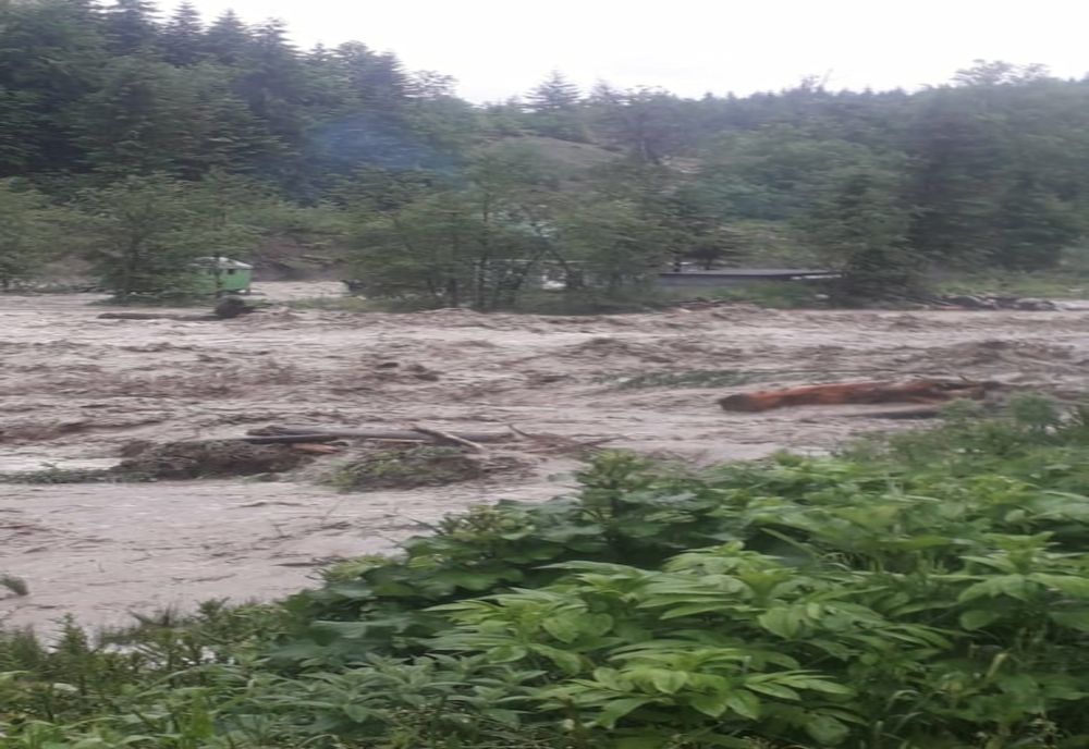 Inundaţii în judeţul Cluj! Un bărbat aflat într-o maşină a fost luat de ape 