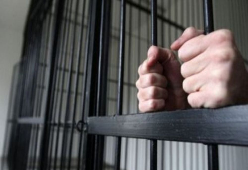 În urma perchezițiilor efectuate de DIICOT BN, într-un dosar de trafic de droguri, 5 persoane au ajuns după gratii, 4 în arest la domiciliu și două sub control judiciar