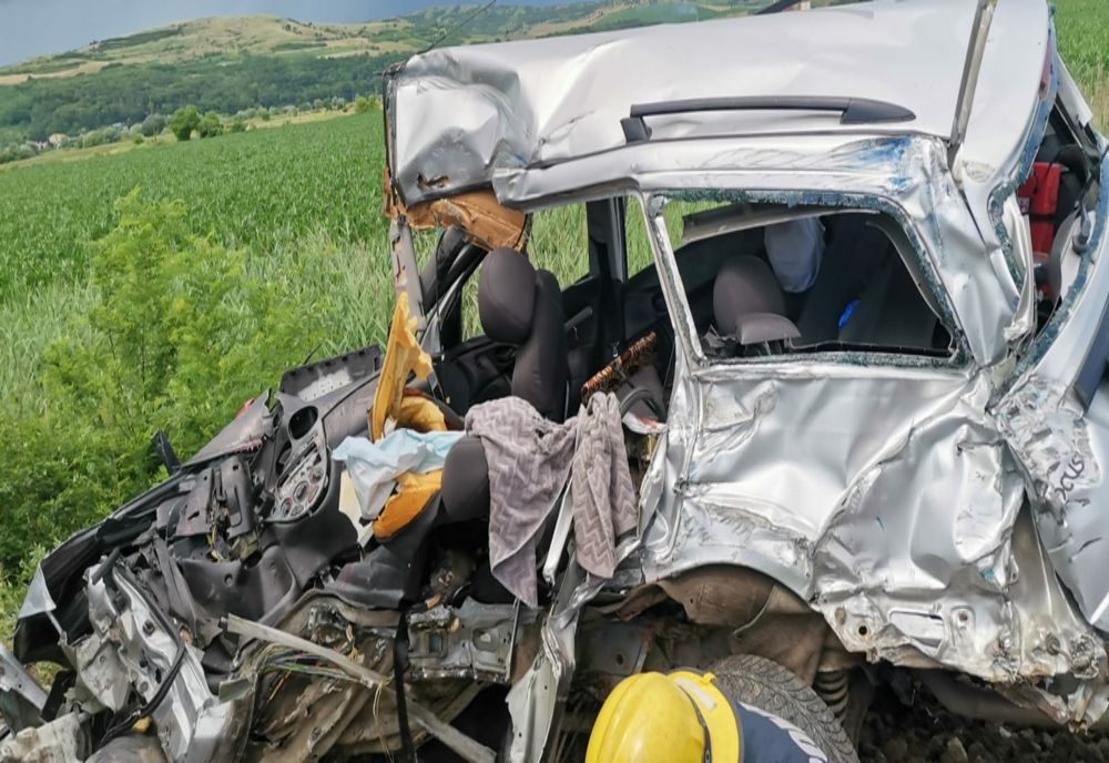 FOTO | Accident feroviar în Gherla! Maşină lovită de tren: şoferul a murit