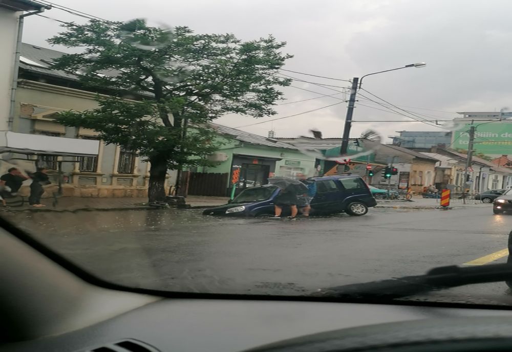 Ploaia a creat mari probleme la Cluj-Napoca! Mai multe gospodării şi străzi au fost inundate