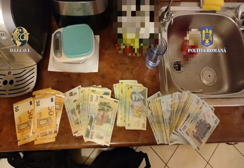 Percheziţii în Gherla şi Dej la traficanţii de trafic de droguri! S-au confiscat bani, arme şi droguri (FOTO)