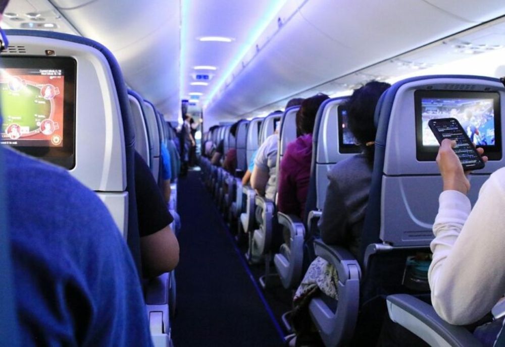 Masca nu mai este obligatorie în călătoriile cu avionul în Europa începând de luni - Ce restricții rămân neschimbate