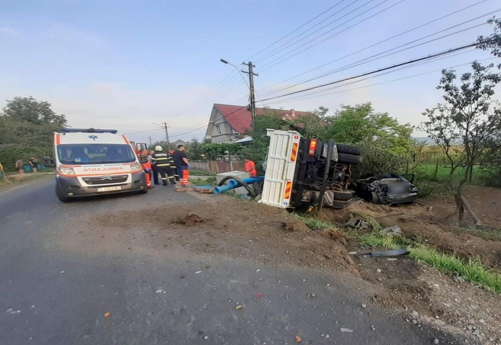 Impact violent între o autoutilitară şi un autoturism în judeţul Cluj (FOTO)
