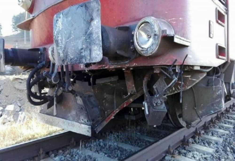 Accident feroviar în Fundătura! Un autotren a fost lovit de un tren