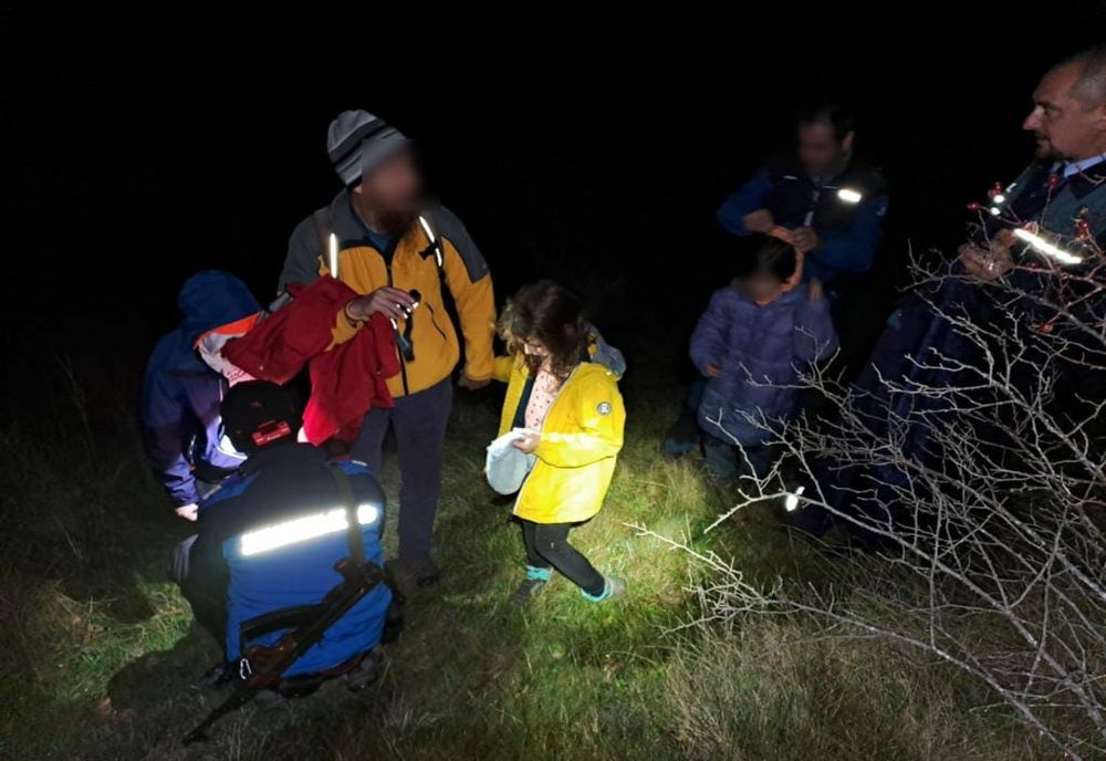 Turiști din Cluj, rătăciți  pe munte, găsiți de către jandarmi si polițiști. Trei dintre ei erau copii