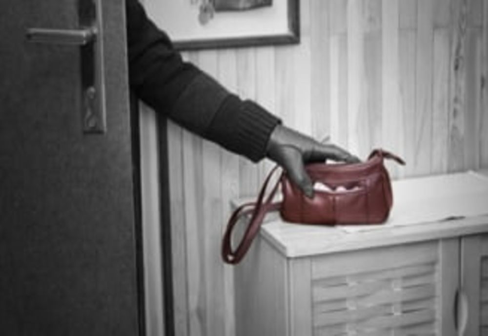 Femeie din Gherla prinsă după ce a furat bani din două locuinţe