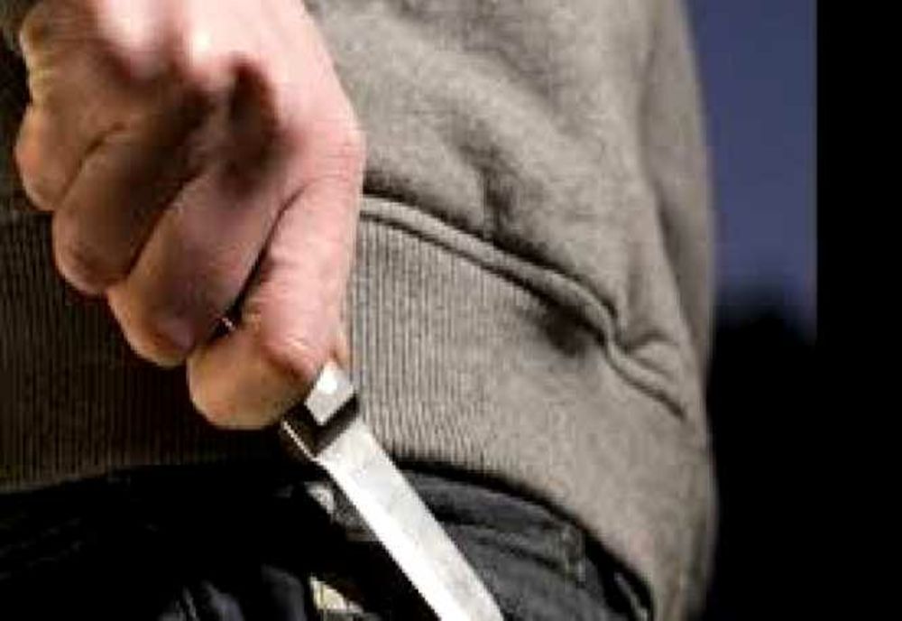 Tânără de 17 ani înjunghiată de un prieten! Agresorul este cercetat pentru tentativă de omor