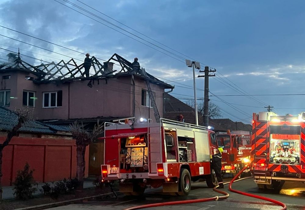 Incendiu la o casă din Gherla! Două persoane au fost evacuate de pompieri (FOTO)