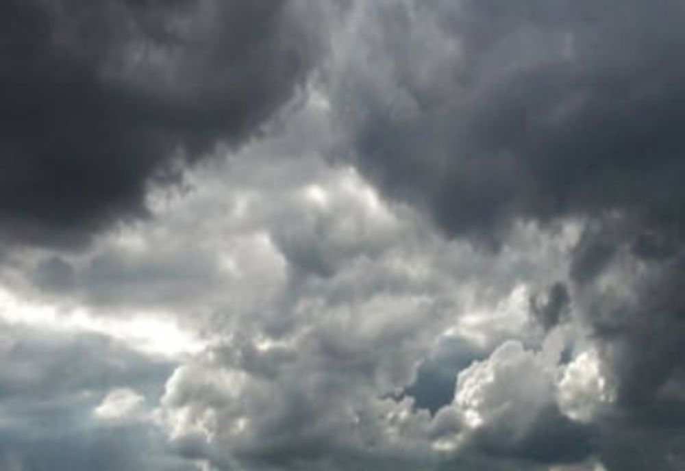 COD GALBEN DE FENOMENE METEO PERICULOASE. ANM ANUNȚĂ VIJELII ȘI FURTUNI, INCLUSIV ÎN CAPITALĂ
