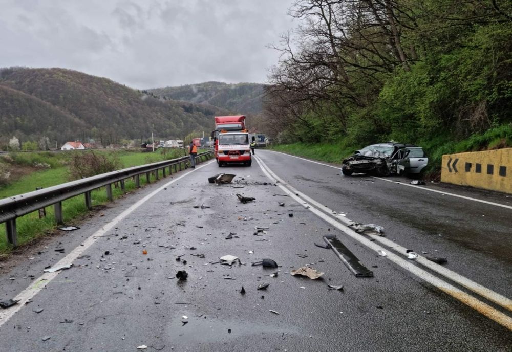 Grav accident între Cluj şi Oradea! Traficul a fost blocat timp de o oră (FOTO)