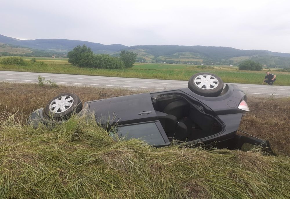 Femeie rănită după ce s-a răsturnat cu maşina în localitatea Câţcău