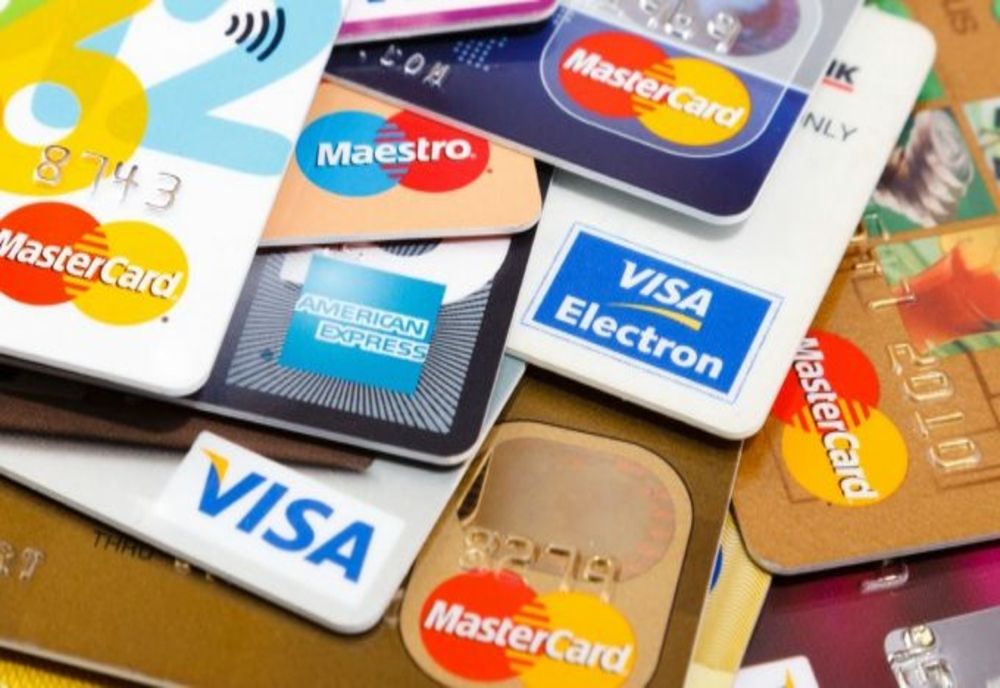 Un clujean a făcut sute de plăti cu un card găsit pe strada: A fost prins de poliţişti după aproape 5 ani