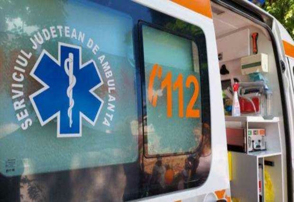 Doi răniţi, între care un minor, după ce un autoturism s-a răsturnat, în judeţul Cluj