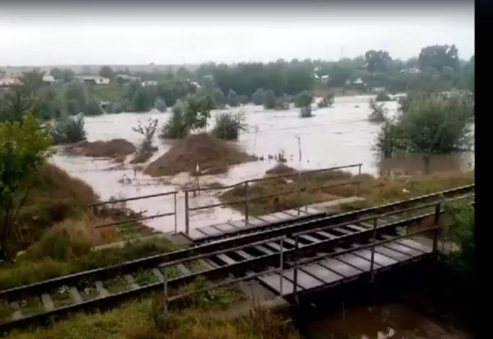 TREI DRUMURI NAȚIONALE ȘI 9 DRUMURI JUDEȚENE ÎNCHISE DIN CAUZA INUNDAȚIILOR. O LINIE DE CALE FERATĂ, DEVASTATĂ DE VIITURILE PUTERNICE