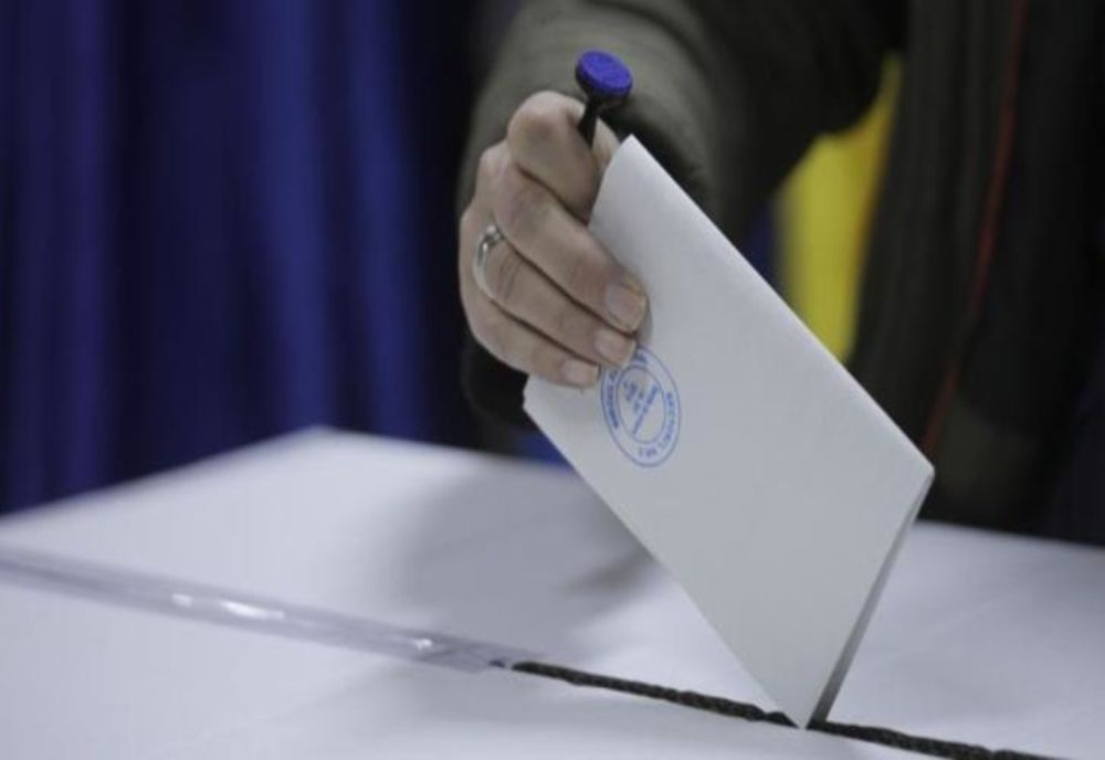 PROBLEME LA O SECȚIE DE VOTARE DIN CLUJ. ”SE VOTEAZĂ LA LANTERNĂ ȘI E UN FRIG CRÂNCEN”