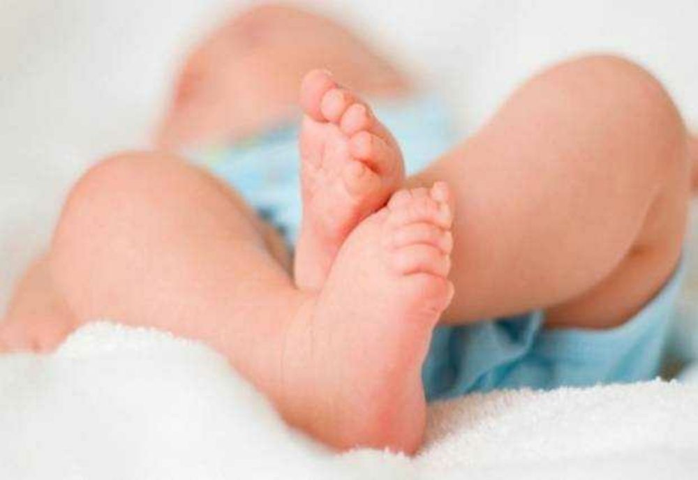CONCEDIU SIMULTAN PENTRU PĂRINȚI: NOUA LEGE CARE SPRIJINĂ FAMILIILE CU GEMENI ȘI TRIPLEȚI, ADOPTATĂ DE SENAT