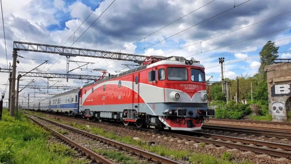 Ploile torențiale afectează circulația feroviară în județul Galați. CFR a trecut la tracțiune Diesel pe un sector de cale ferată