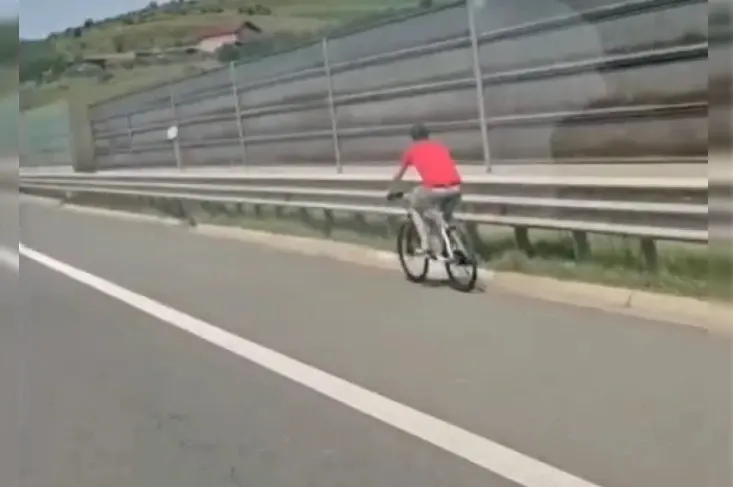 Inconștiență pe două roți! Biciclist filmat pe autostrada Transilvania A3