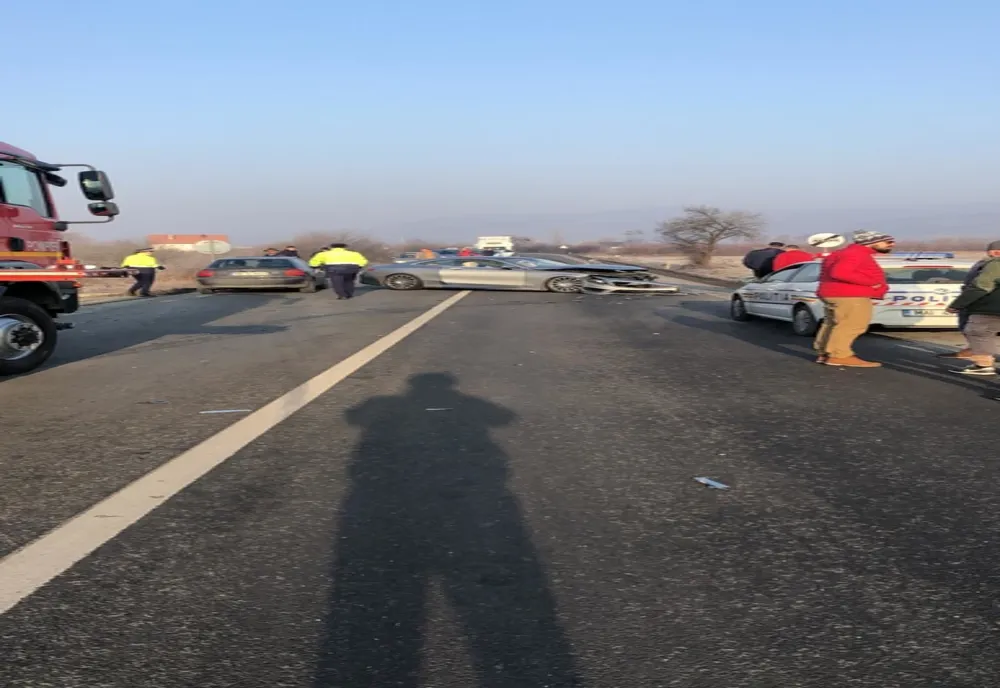Accident grav între Dej şi Baia Mare! Trei răniţi după impactul frontal dintre un bolid şi o maşină de teren (VIDEO)