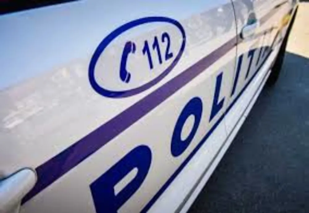 Doi bărbaţi s-au dat drept angajaţi ai companiei de apă şi i-au furat banii unei bătrâne