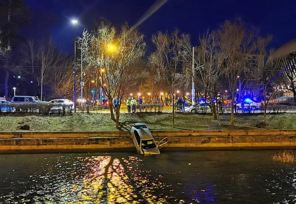 FOTO | Accident în Cluj-Napoca: un şofer nevinovat a căzut cu maşina în Someş