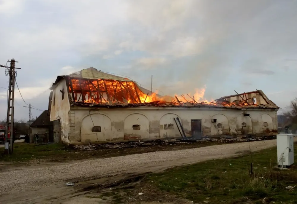 FOTO | Incendiu uriaş la un depozit în judeţul Cluj! Clădirea a fost distrusă în totalitate