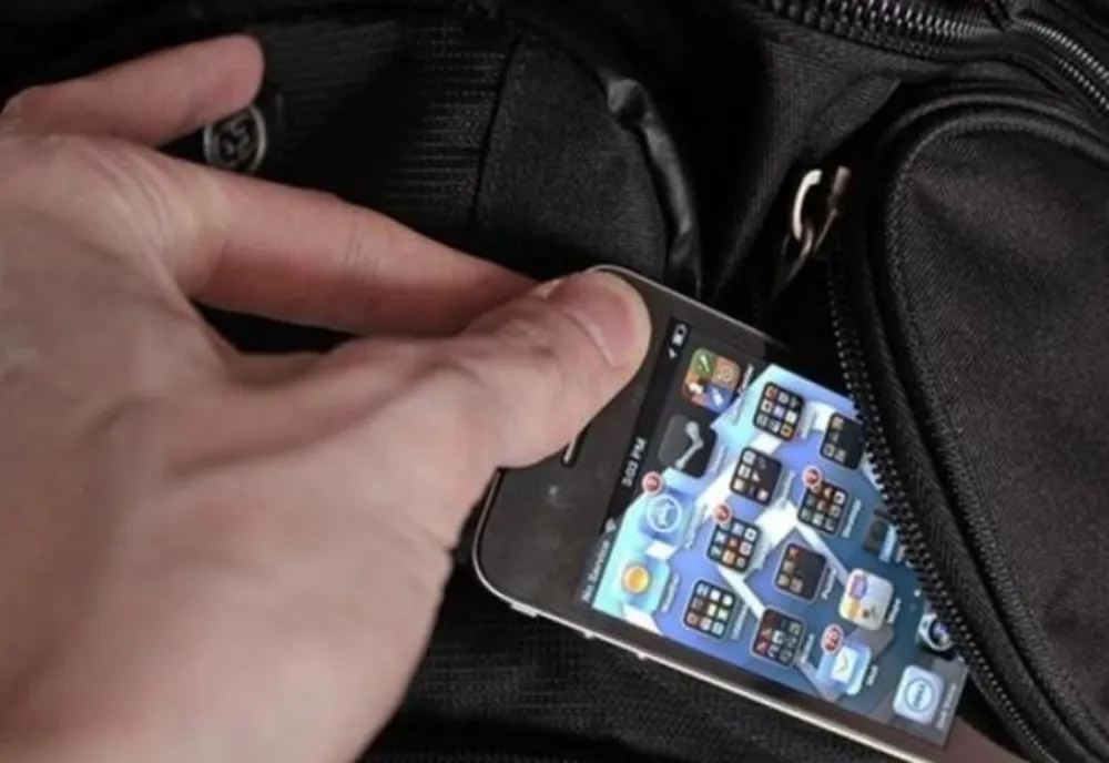 Doi minori cercetaţi pentru tâlhărie! I-au furat telefonul unui tânăr care se plimba pe stradă