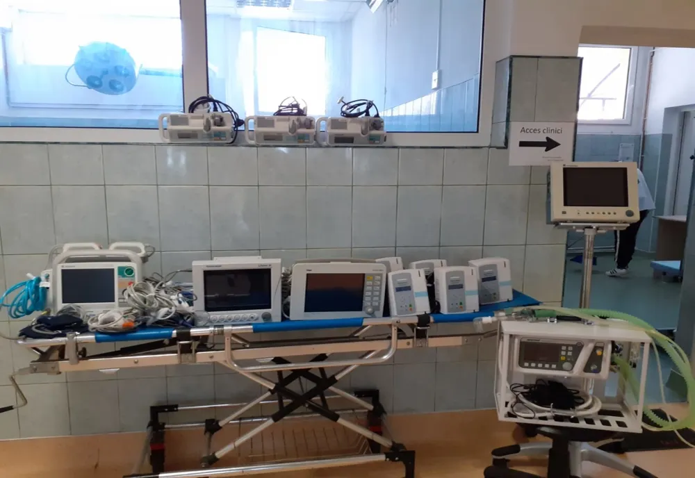 CORONAVIRUS: O universitate din Cluj donează 12 aparate medicale unui spital (FOTO)