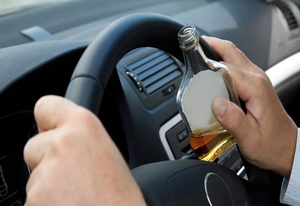 Un şofer beat a rămas cu maşina suspendată pe calea ferată! Acesta butona telefonul