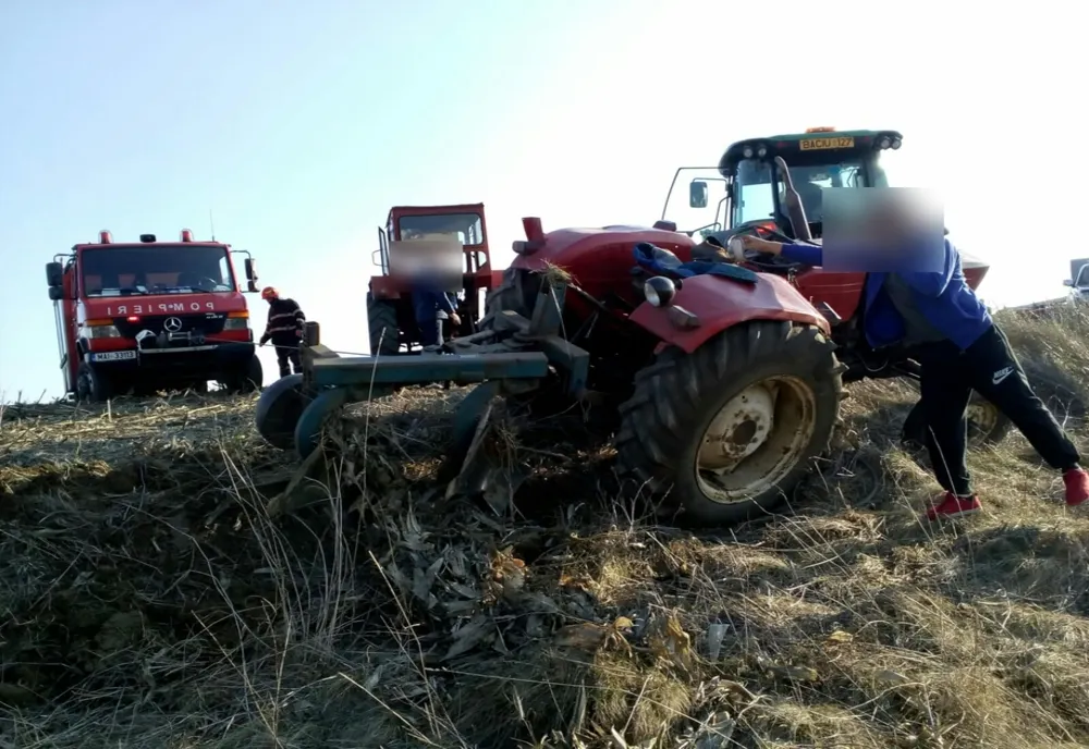 FOTO | Accident grav în judeţul Cluj! Un bărbat a fost prins sub un utilaj agricol