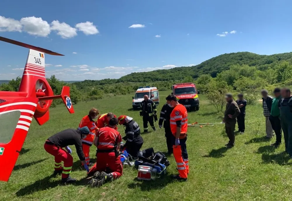 FOTO | Tânăr de 20 de ani în comă după ce o creangă a căzut peste el! Intervine şi un elicopter SMURD