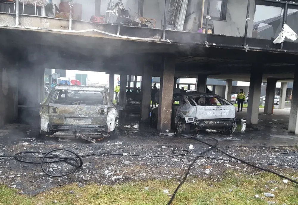 FOTO | Incendiu violent într-un bloc din Sânnicoara! Două maşini au fost distruse de flăcări