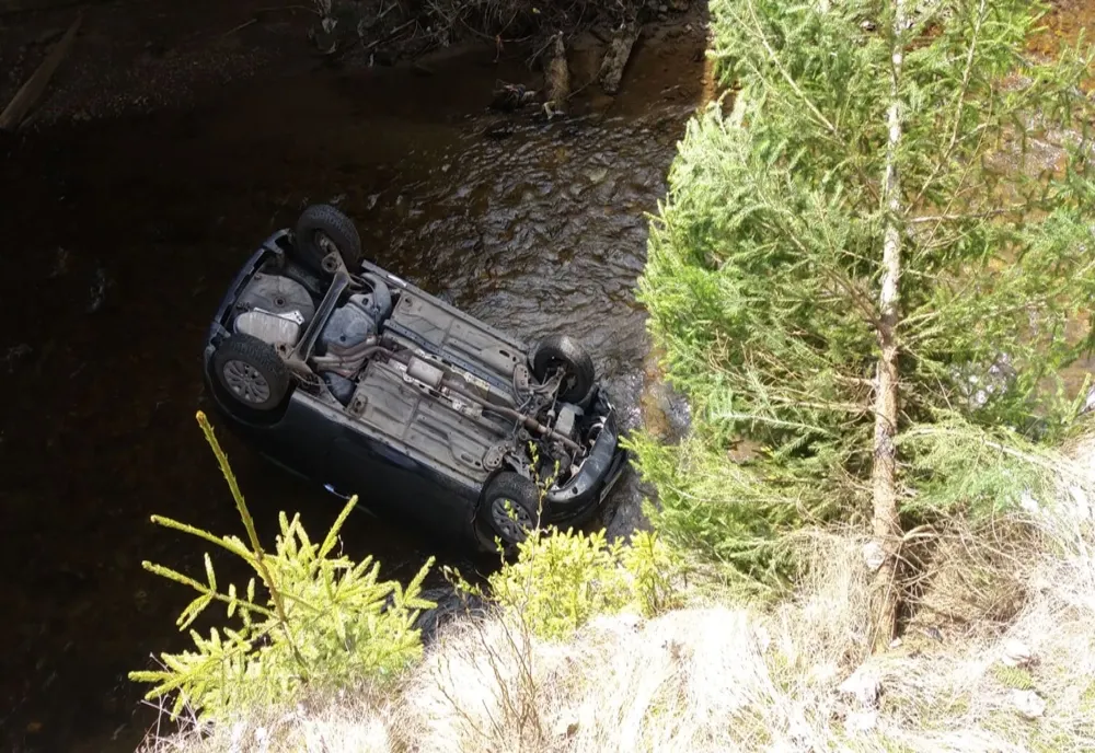 FOTO | Accident mortal în județul Cluj! Un bărbat a murit după ce a căzut cu mașina într-un râu