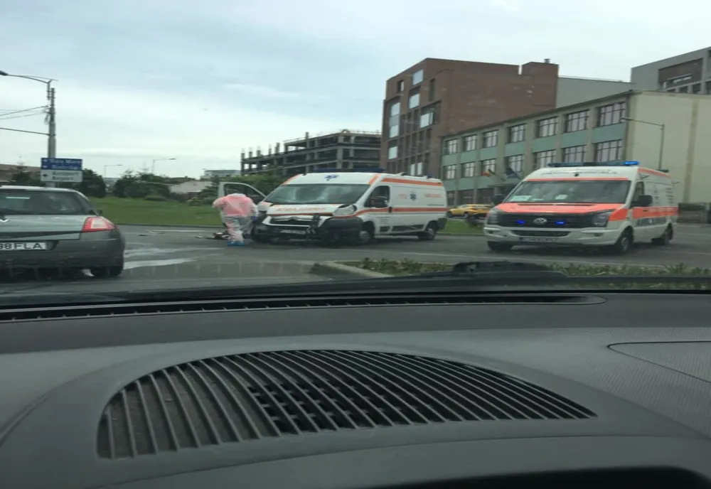 FOTO | Accident în Cluj-Napoca! O asistentă medicală a fost rănită după impactul dintre o ambulanţă şi un autoturism