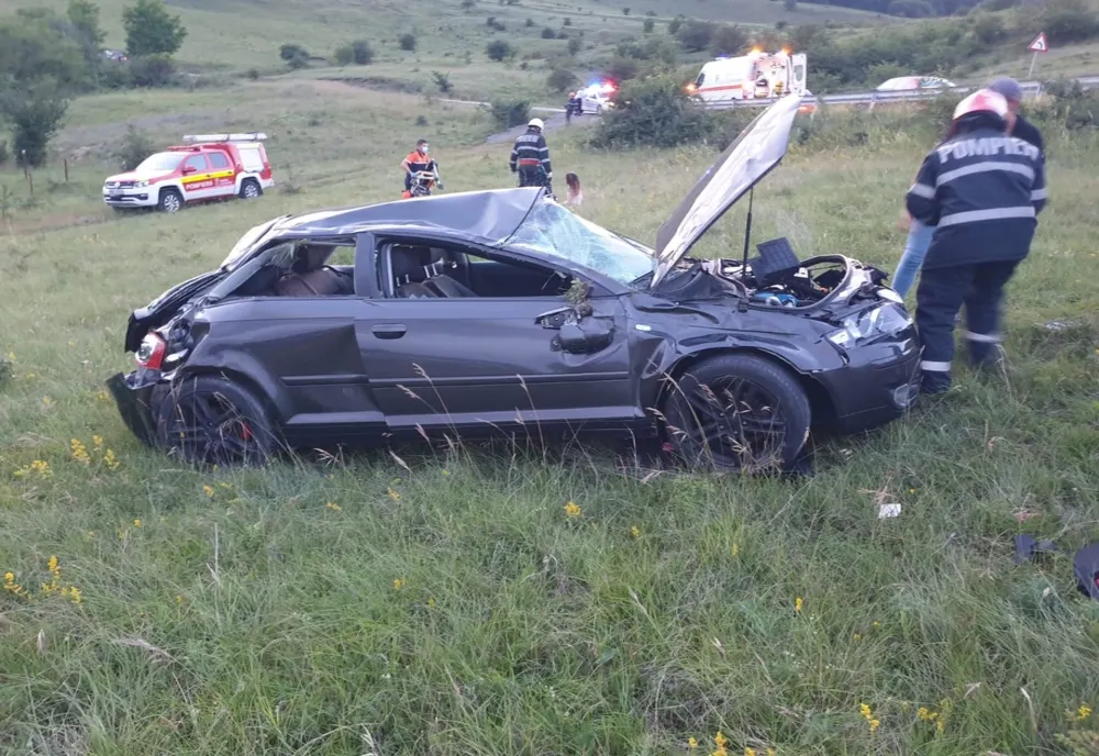 FOTO | Accident în Cluj! Două persoane rănite după ce s-au răsturnat cu maşina pe câmp