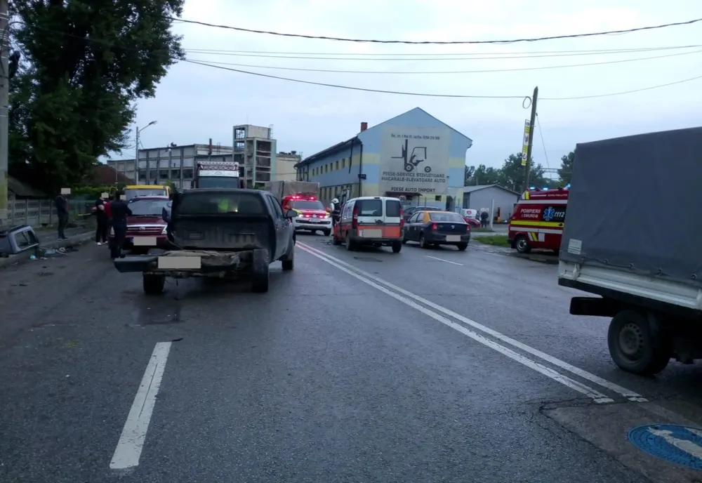 FOTO | Accident cu trei maşini în Dej! Un şofer a ajuns la spital