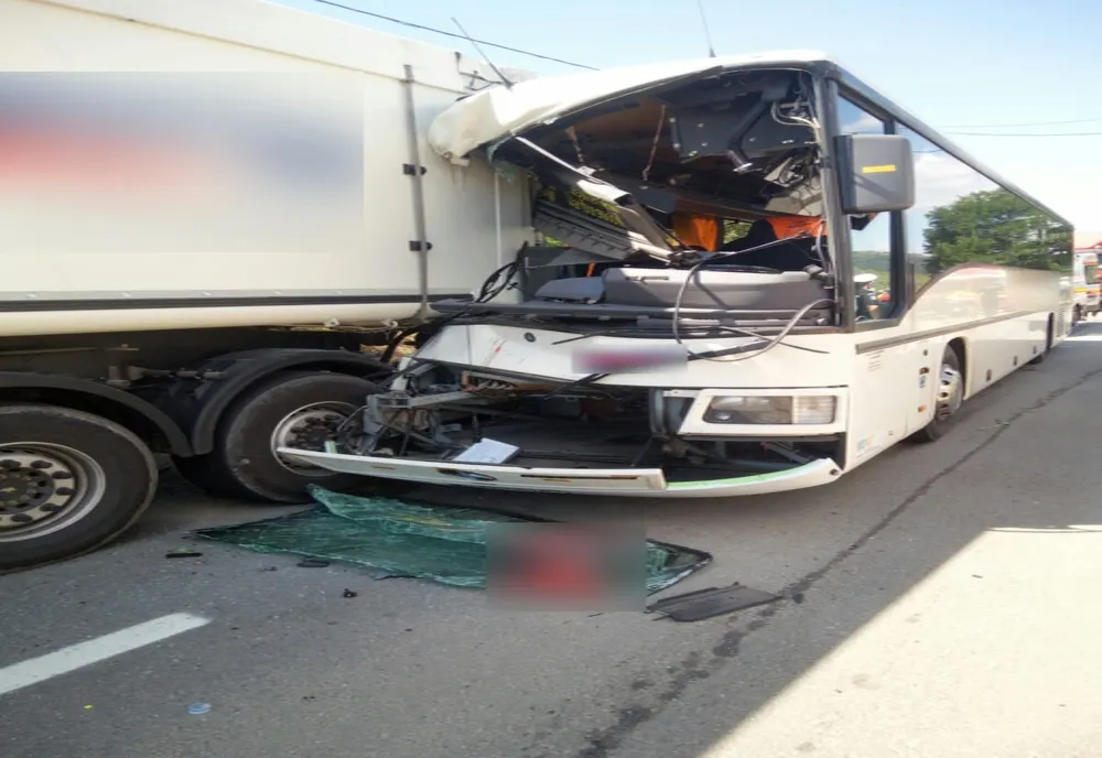 FOTO | Impact între un autocar și un camion! Mai multe persoane rănite