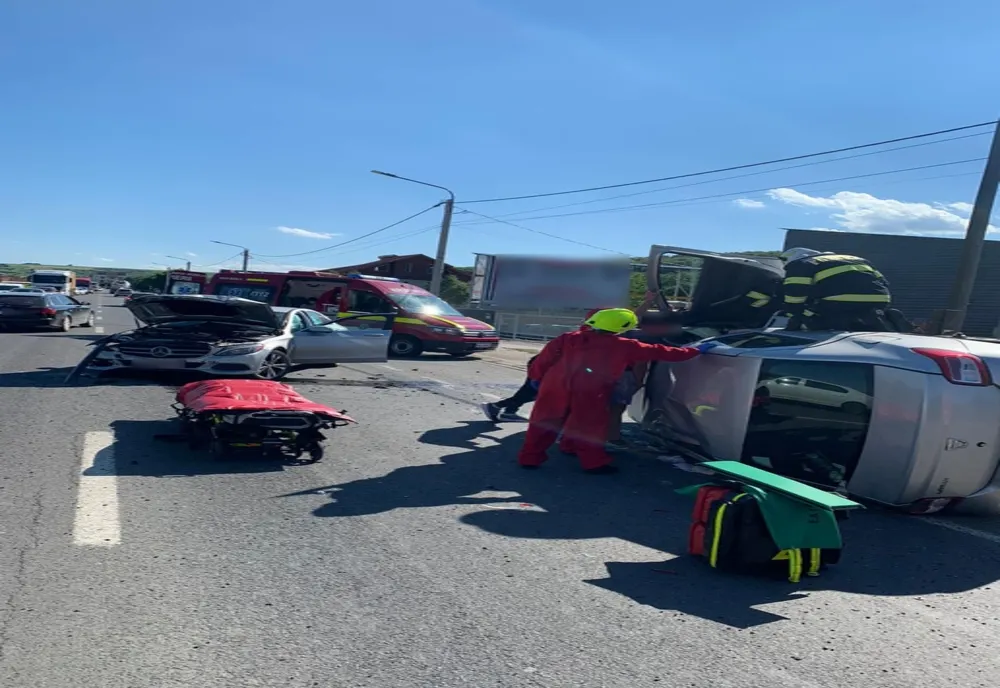 FOTO | Accident cu două maşini în Jucu! Un autoturism s-a răsturnat pe şosea