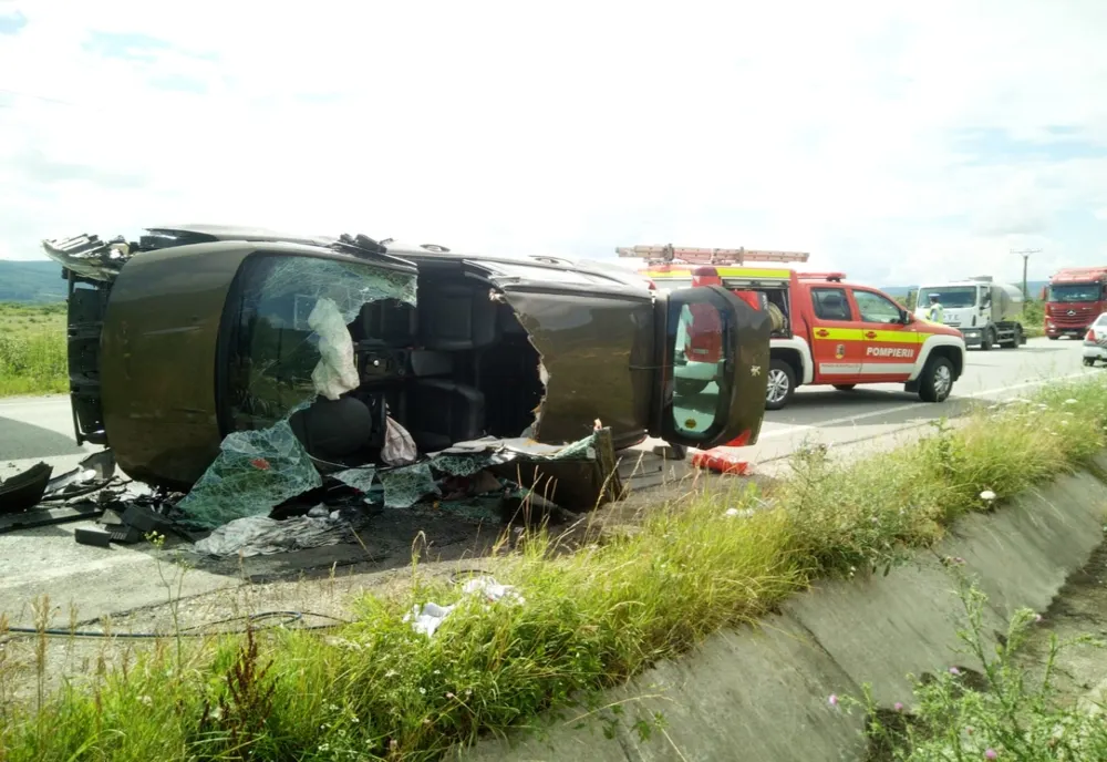 FOTO | Accident cu două maşini în Câţcău! Una s-a răsturnat