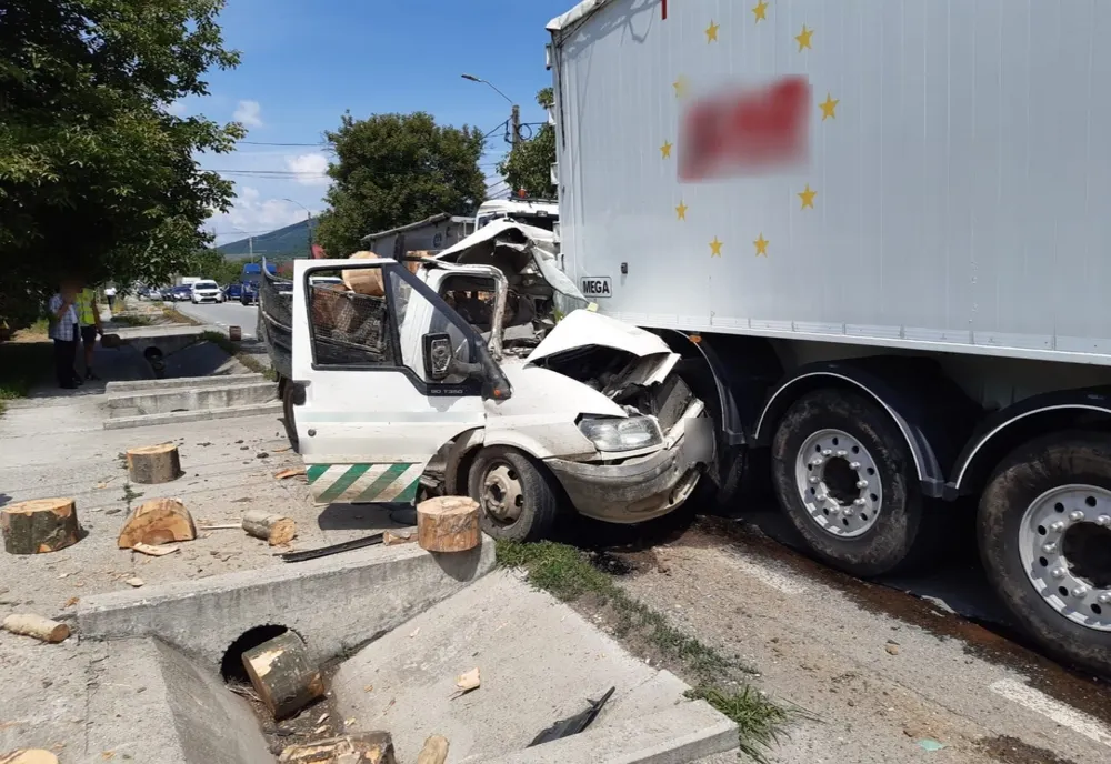 FOTO | Accident în Urişor! O maşină a intrat sub un TIR