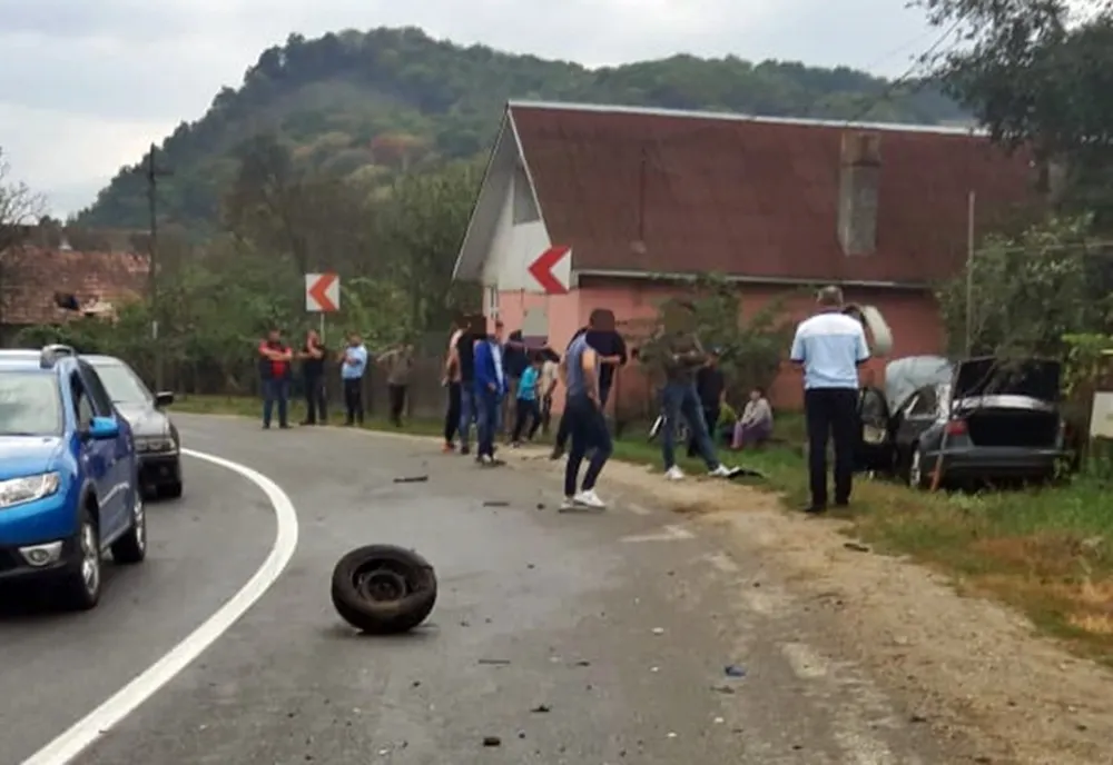 Șoferiță din Cluj-Napoca, accident rutier în Beclean! Două tinere au ajuns la spital