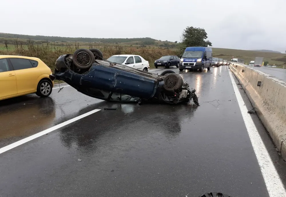 FOTO | Accident în apropiere de Vâlcele! Un şofer s-a răsturnat cu maşina