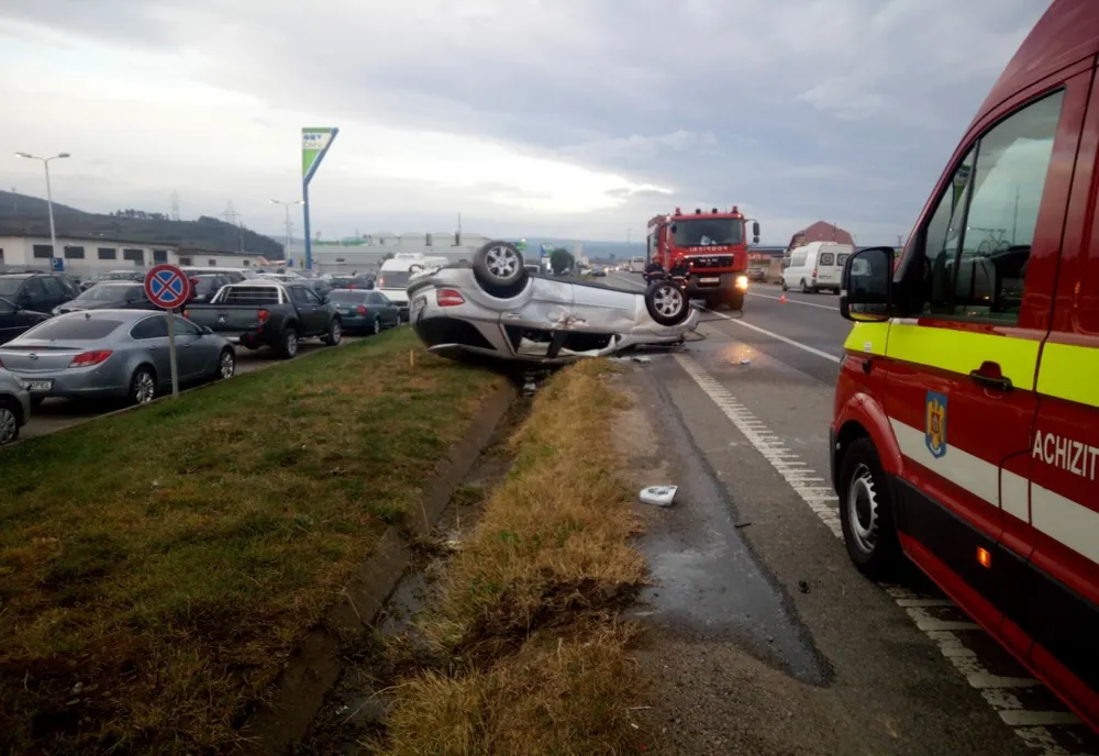 FOTO | Accident între Gilău și Florești! O mașină s-a răsturnat pe șosea