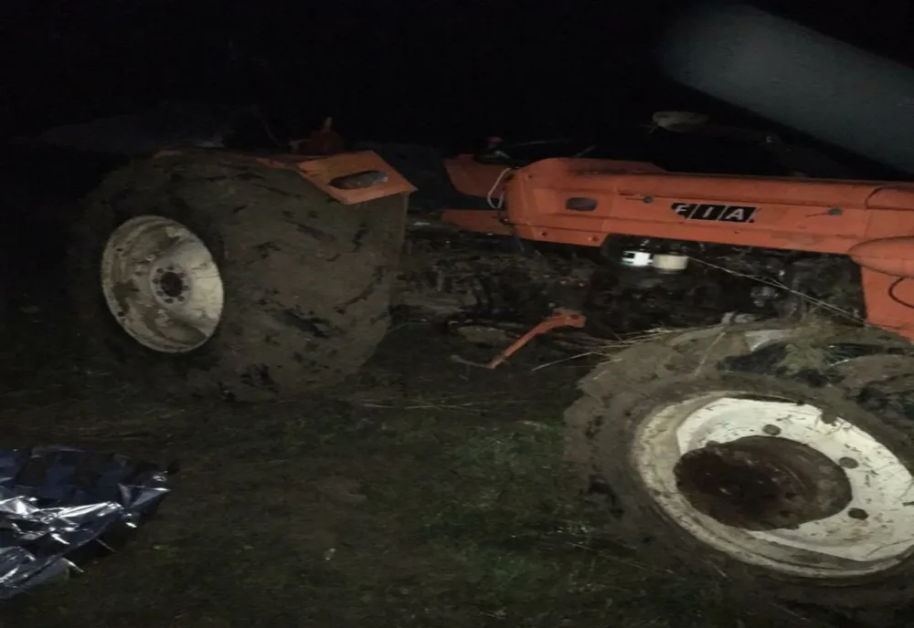 FOTO | Accident de muncă în Horlacea! Un bărbat a murit după ce a fost prins sub un tractor